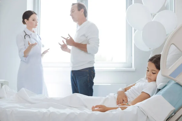 Padre y médico discutiendo tratamiento médico — Foto de Stock