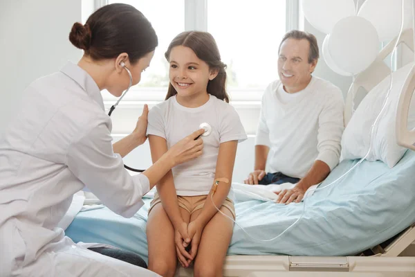 Linda chica siendo revisado por el médico — Foto de Stock