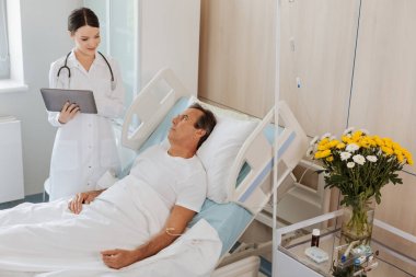 adam hastanede kalacak