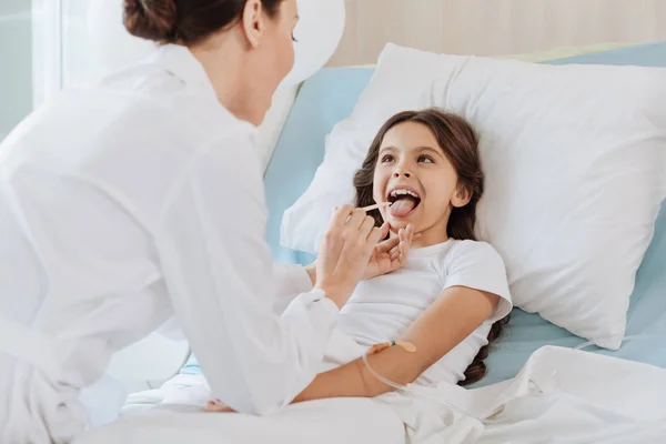 Дівчина відкриває рот в лікарні — стокове фото