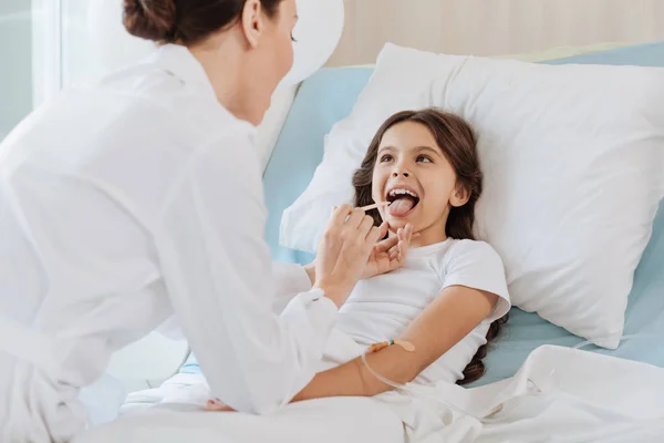 Chica apertura boca en hospital — Foto de Stock