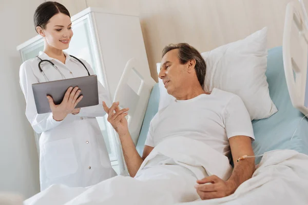 Triste hombre enfermo hablando con un médico — Foto de Stock