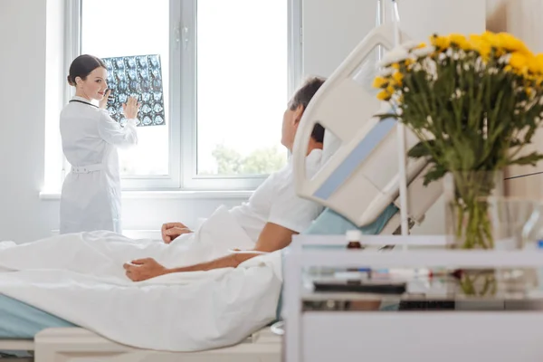 Ärztin betrachtet ihre Patientin — Stockfoto