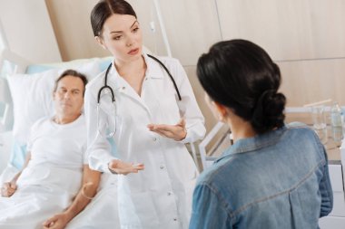 Onun hasta karısına söz ciddi akıllı terapist