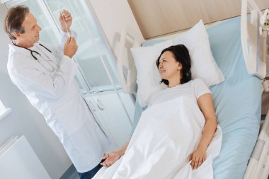 Neşeli dostu doktor hastası ile konuşma