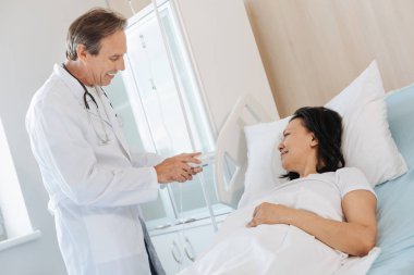 doktorun hastaya ilaç gösteren