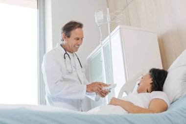 Doktor hastasıyla konuşuyor.