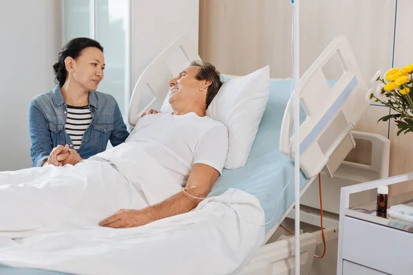 Hombre en la cama del hospital y mirando a la esposa — Foto de Stock