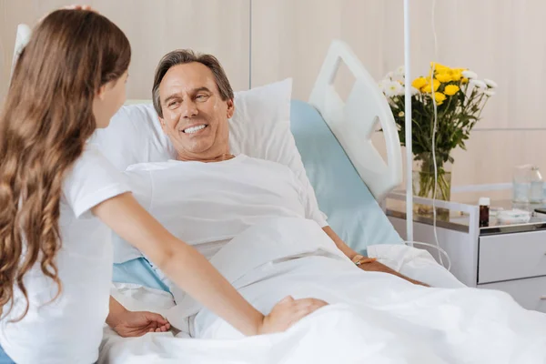 Feliz padre feliz mirando a su hija — Foto de Stock