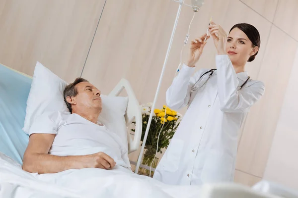 Médico que trabaja en el hospital — Foto de Stock