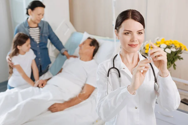 Alegre terapeuta encantado sonriendo — Foto de Stock