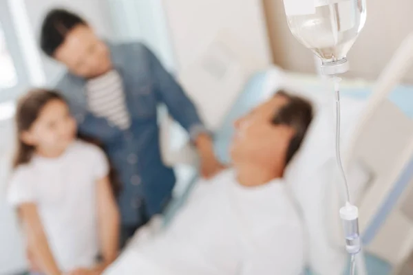 Frasco con medicamento conectado a IV — Foto de Stock