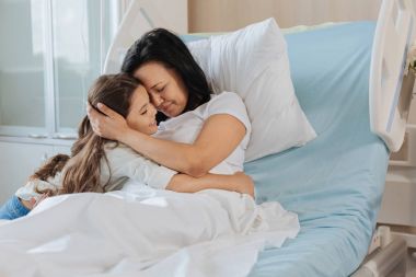 Neşeli bakım anne sevgisini ifade etmek