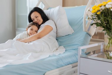 Olumlu mutlu anne ve kızı birbirlerine sarılma