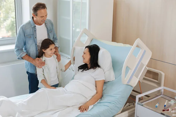 Niña feliz mirando a su madre — Foto de Stock