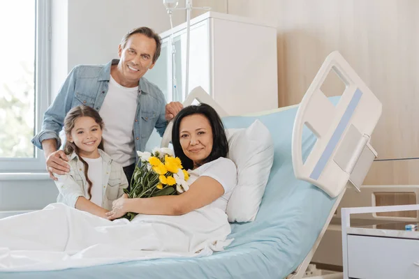 Agradable familia positiva mirándote — Foto de Stock