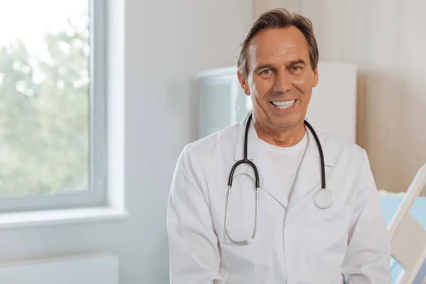 Радісний позитивний лікар дивиться на тебе — стокове фото