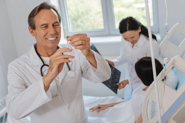 Gelukkig vreugdevolle arts een injectie voorbereiden — Stockfoto