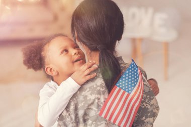 Onun anneler kulağına fısıldayarak Amerikan bayrağı ile küçük kız