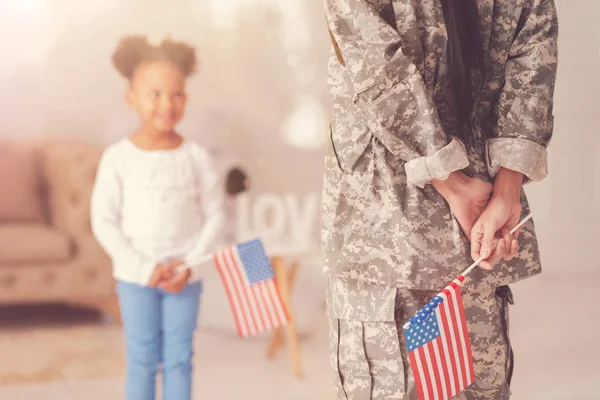 Mujer en uniforme militar con bandera americana — Foto de Stock