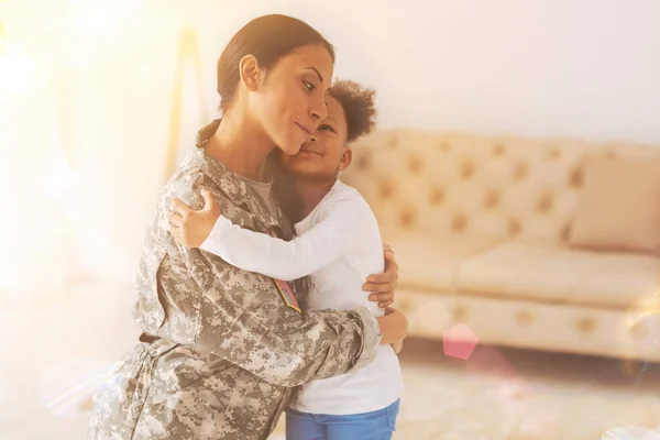 Gelukkige dochter voldoen aan haar moeder na de scheiding — Stockfoto