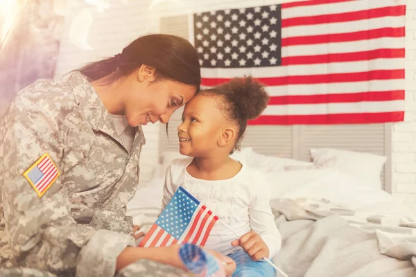 Adorable madre e hija inclinadas frente a frente — Foto de Stock