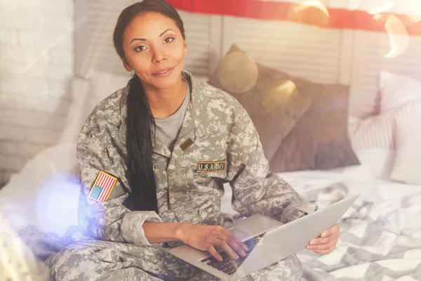 軍の女性がベッドでノート パソコンでポーズ — ストック写真