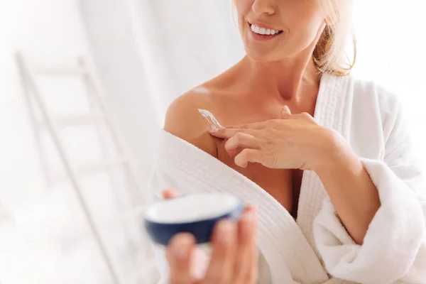 Mujer aplicando crema en el cuerpo —  Fotos de Stock