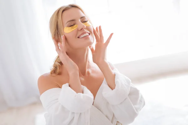 Encantadora mujer haciendo masaje facial —  Fotos de Stock