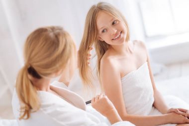 neşeli kızı saç fırçalama anne