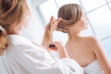 neşeli kızı saç fırçalama anne