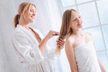 kadın kızının uzun saç tarama