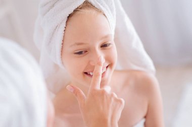 Anne kızın burnuna losyon uygulamak 