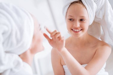 kızı anne burnuna losyon uygulamak