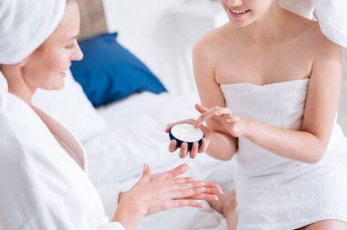 kızı anne yandan losyon uygulamak