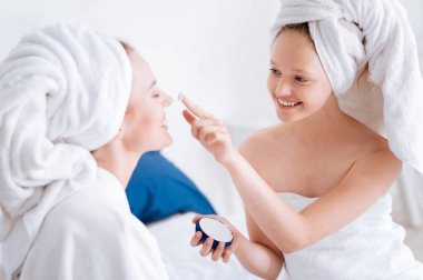 kızı anne burnuna losyon uygulamak