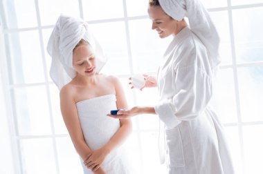 paket krema ile kızı veren anne 