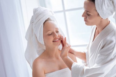 Kızının yüzünü silerek kadın 