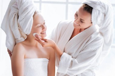 Kızının yüzünü silerek kadın 