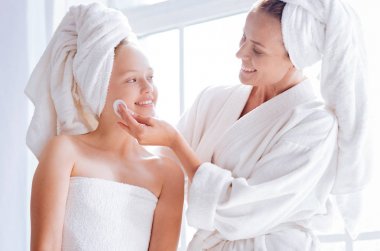 Anne yüz temizlemek için yardımcı kızı