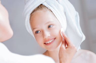 Anne yüz temizlemek için yardımcı kızı