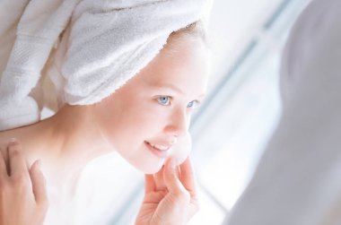 Anne yüz temizlemek için yardımcı kızı