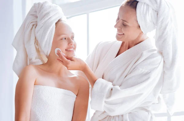 Mamma att hjälpa dotter för att rengöra ansiktet — Stockfoto