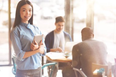 Neşeli kız öğrenci holding kitap