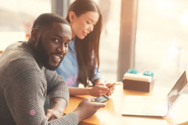 Kafede masada oturan hoş öğrenciler