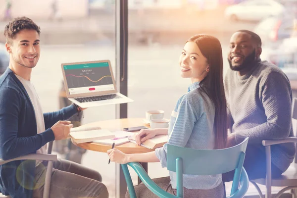 Positieve studenten zitten in Cafe — Stockfoto