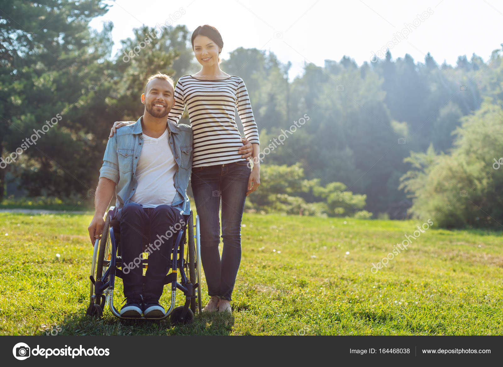 zheni-poziruet-lyudey