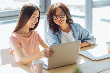 Birlikte çok mutlu pozitif öğrencileri