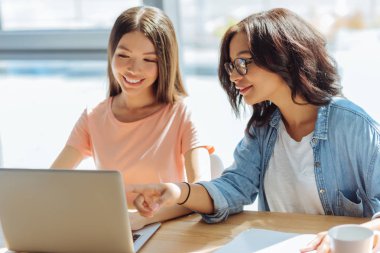 Dizüstü ekran işaret eden güzel hoş kadın