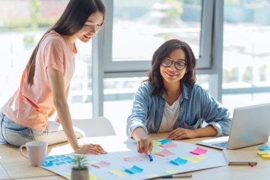 Hoş güzel öğrenciler birlikte çalışma